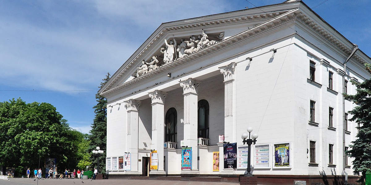 A grand white building with columns – the Donetsk Academic Regional Drama Theatre