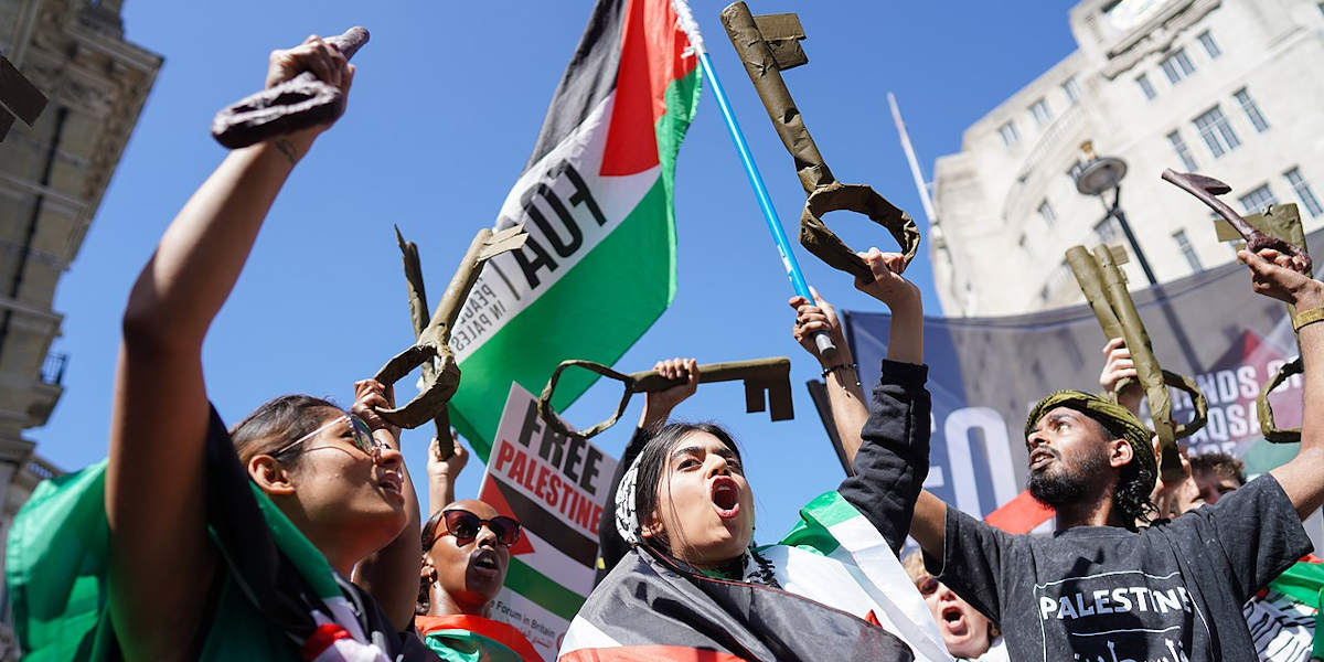 Protestors waiving placards, Palestinian flags and keys symbolising the Palestinian demand for right of return